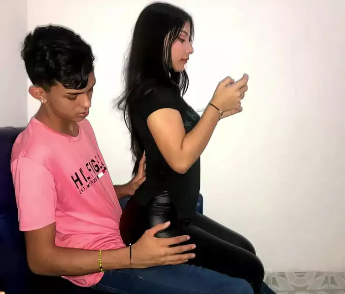 Hot Colombian Latina Stepsister Can't Wait to Play with Her Cell Phone – JAV Porn in Spanish!