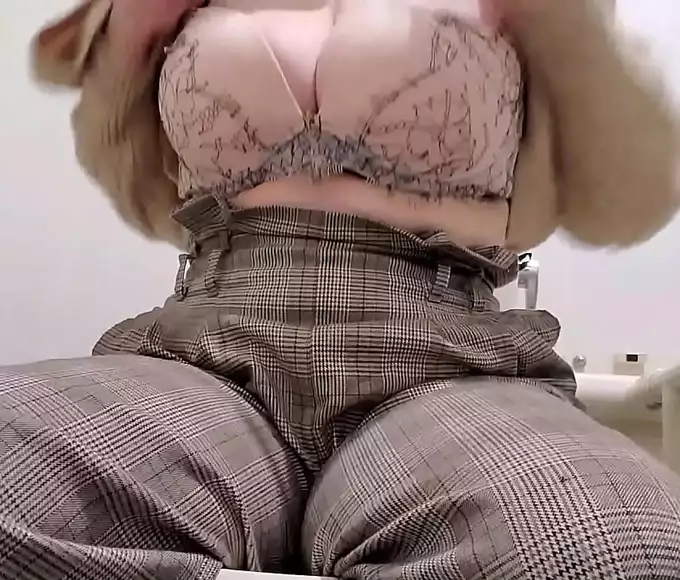 JAV MILF's Public Masturbation Session in a Store Restroom: the Ultimate Selfie Risk!