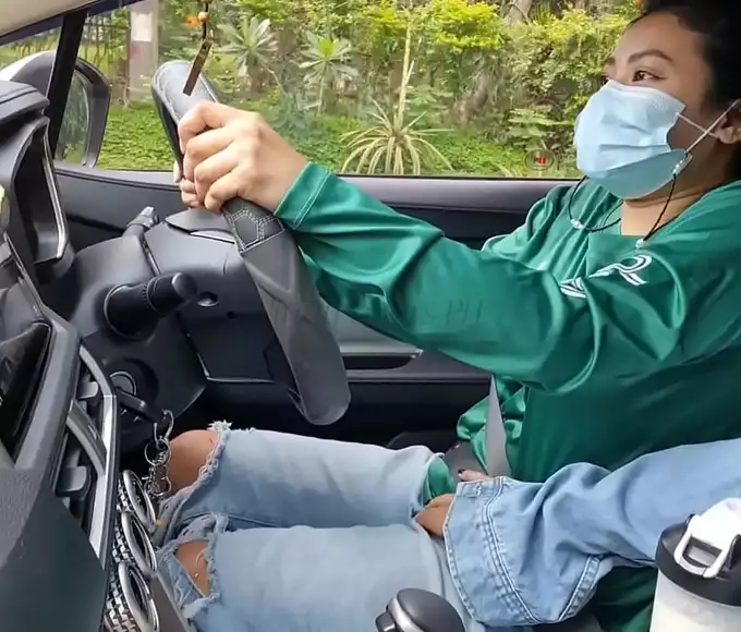 JAV Slut Offers Passengers a Risque Ride: Cash Tips for Hot Action!