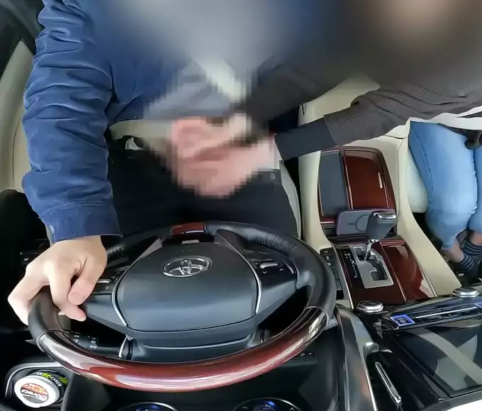 Japanese MILF Gives a Handjob that Makes Me Ejaculate While Driving!