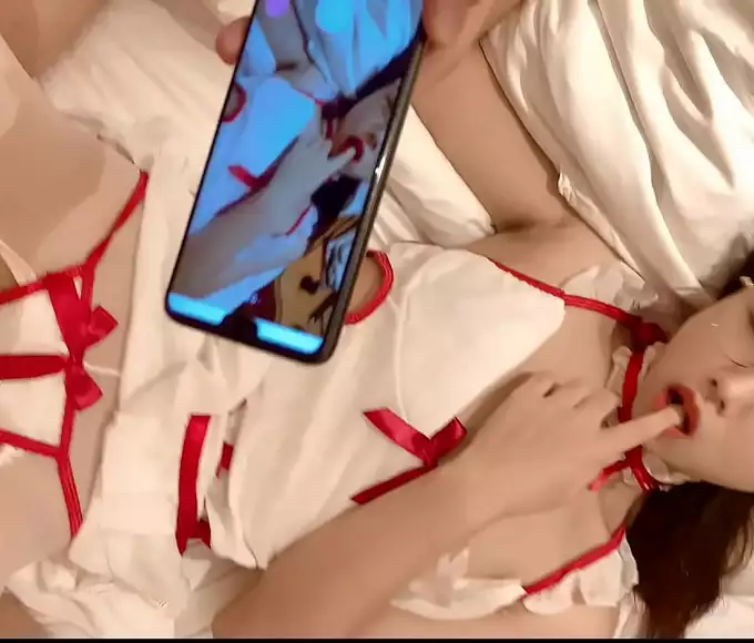 Enjoy the Alluring Escapades of a JAV MILF on a Netflix Binge!