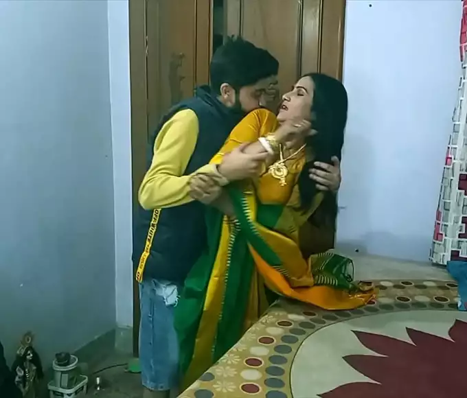 Enchanting Indian Aunty Seduces Teen In Steaming Hot Sex Session With Hindi Audio!